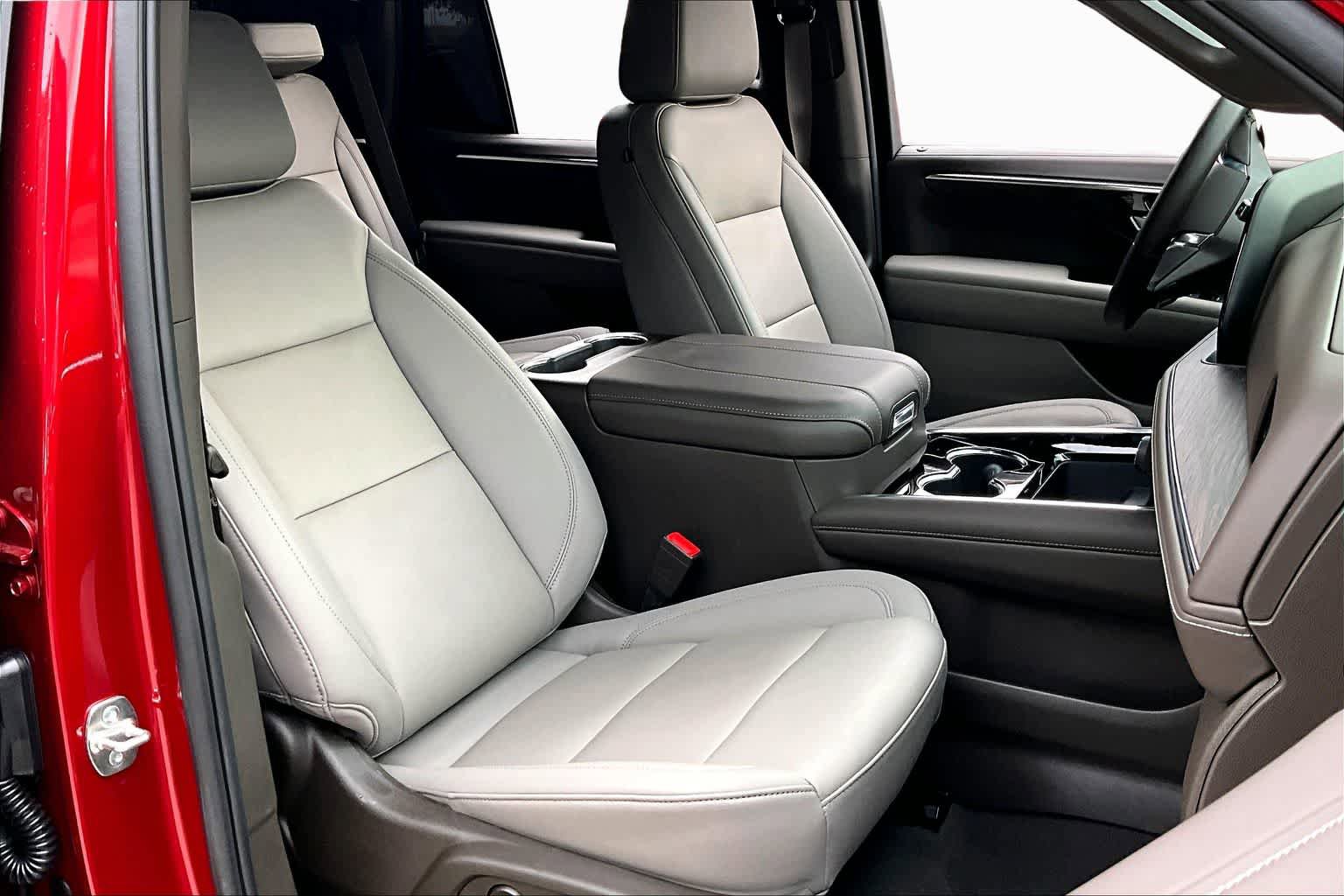 Used 2025 Chevrolet Tahoe LT w/ Comfort Package AWD/4WD image 9