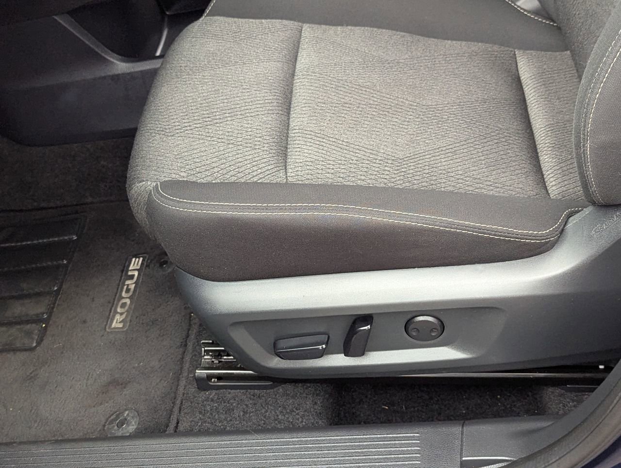 Certified 2025 Nissan Rogue SV FWD image 30