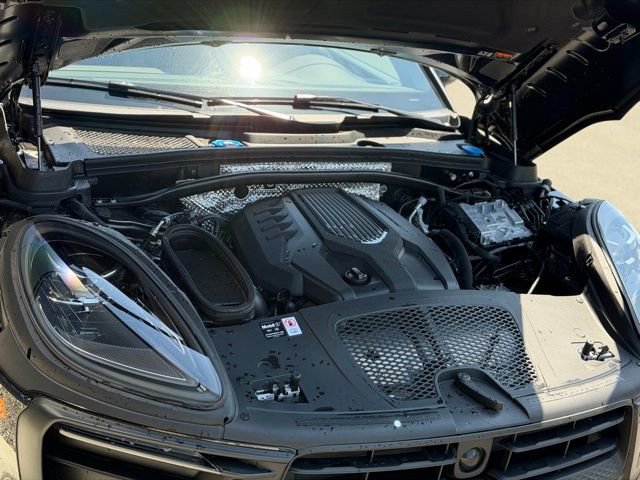 Used 2025 Porsche Macan AWD/4WD image 75