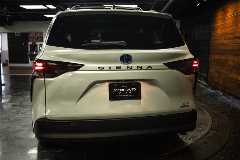 Used 2023 Toyota Sienna XLE w/ XLE Plus Package FWD image 6