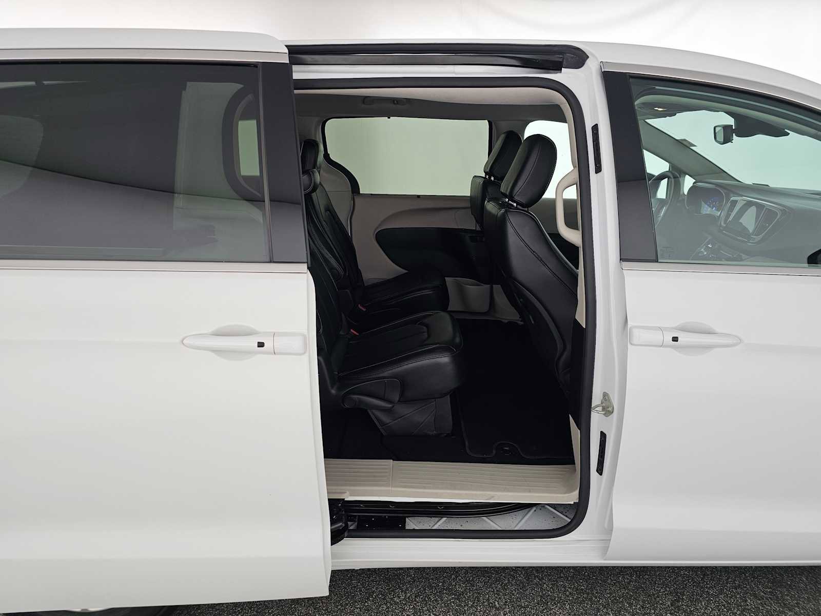 Used 2024 Chrysler Pacifica Touring-L image 12