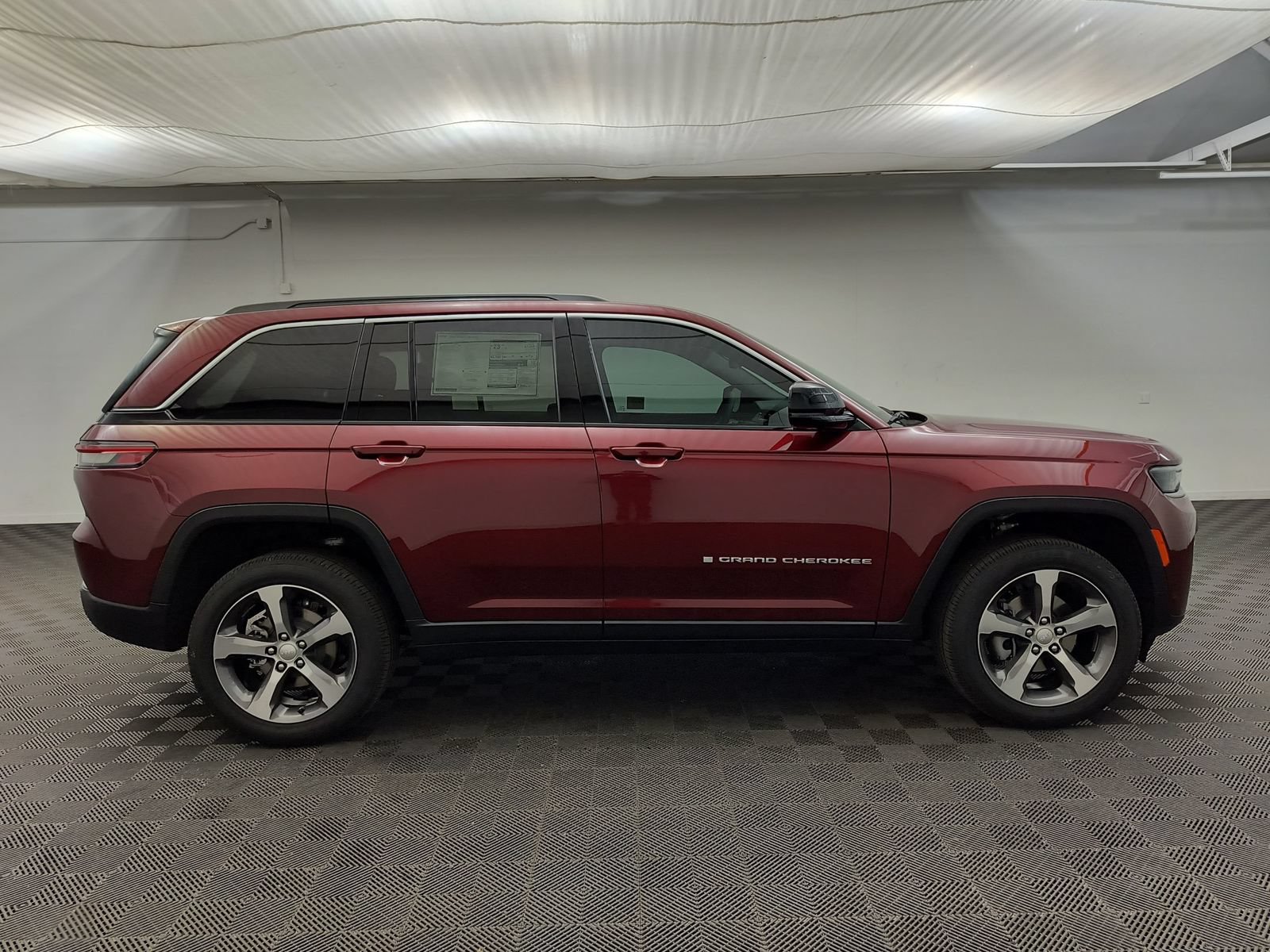 New 2026 Jeep Grand Cherokee Limited w/ Luxury Tech Group II AWD/4WD image 8