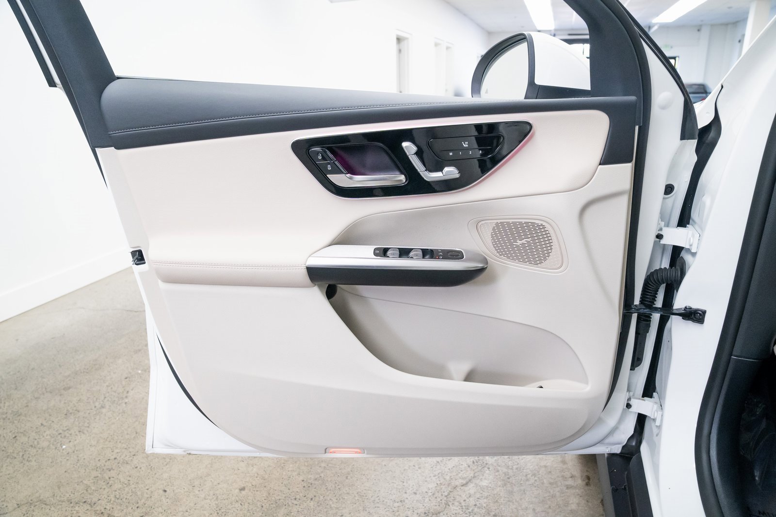 Used 2025 Mercedes-Benz GLC 350e 4MATIC image 16