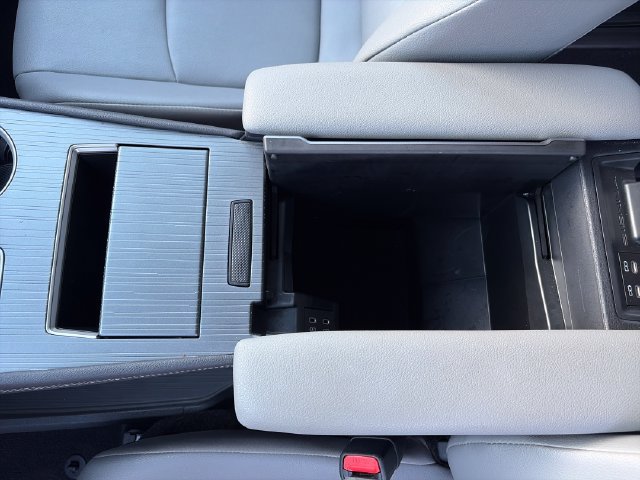 Used 2026 Toyota Sienna XLE FWD image 25