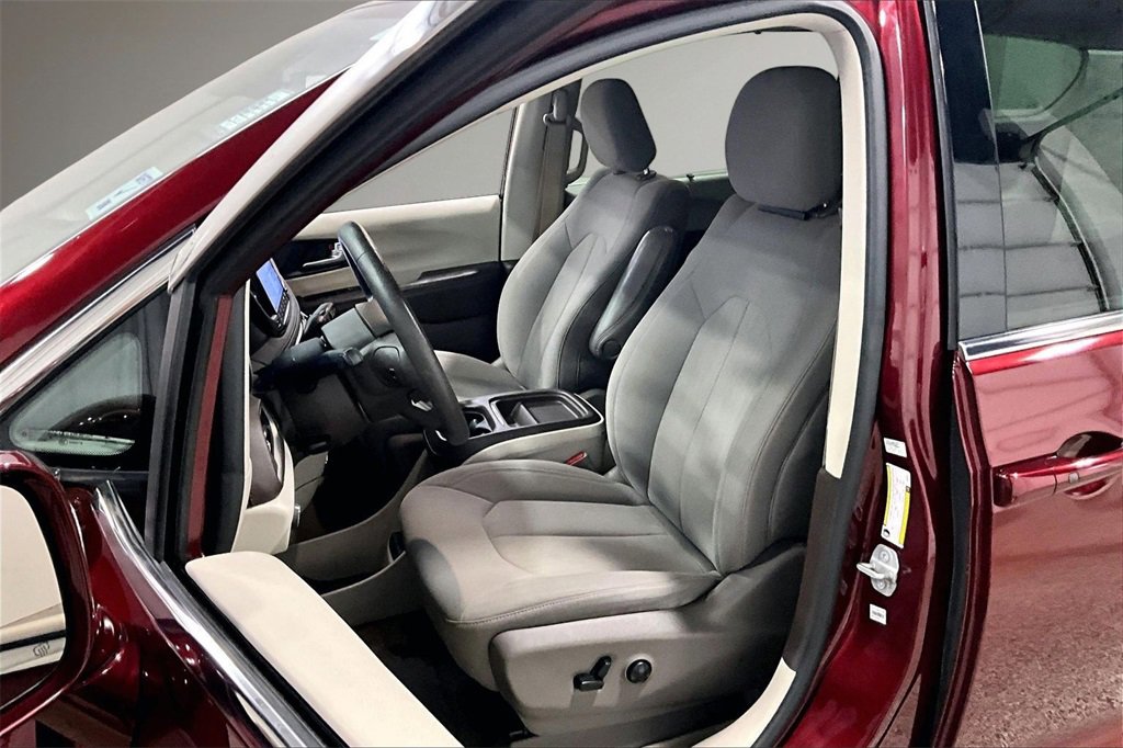 Used 2021 Chrysler Pacifica Touring image 21