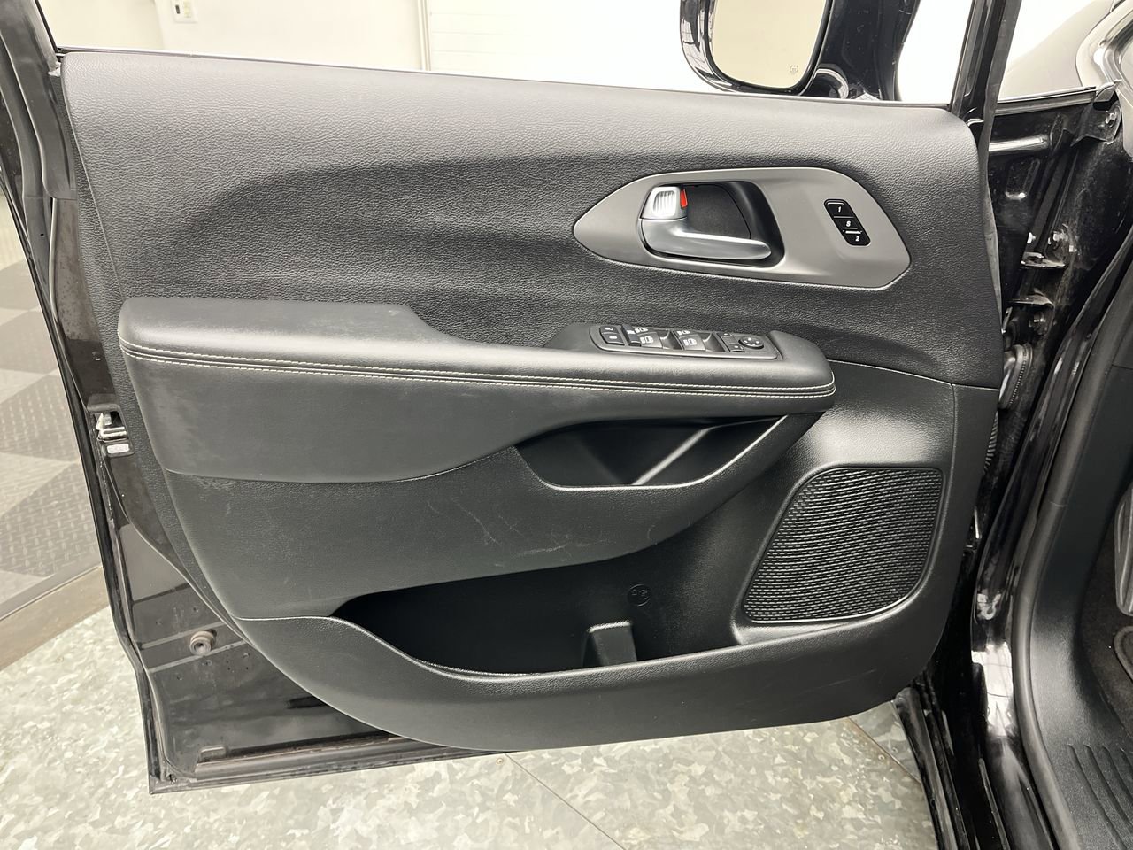 Used 2025 Chrysler Pacifica Select FWD image 6