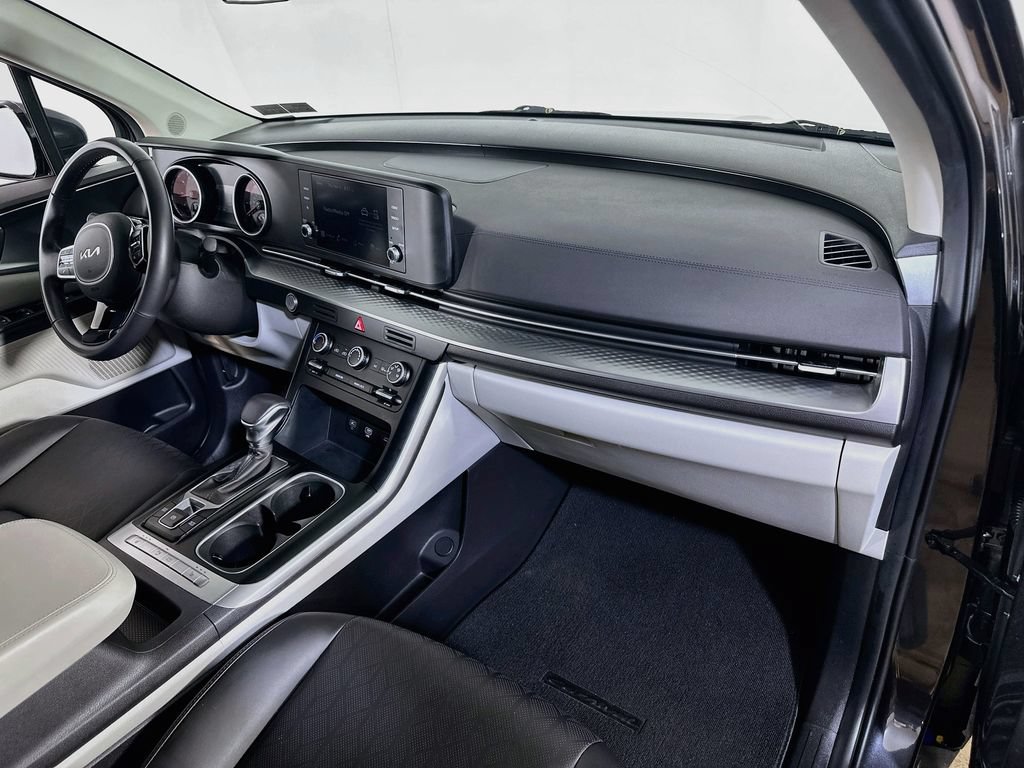 Certified 2024 Kia Carnival LX FWD image 13