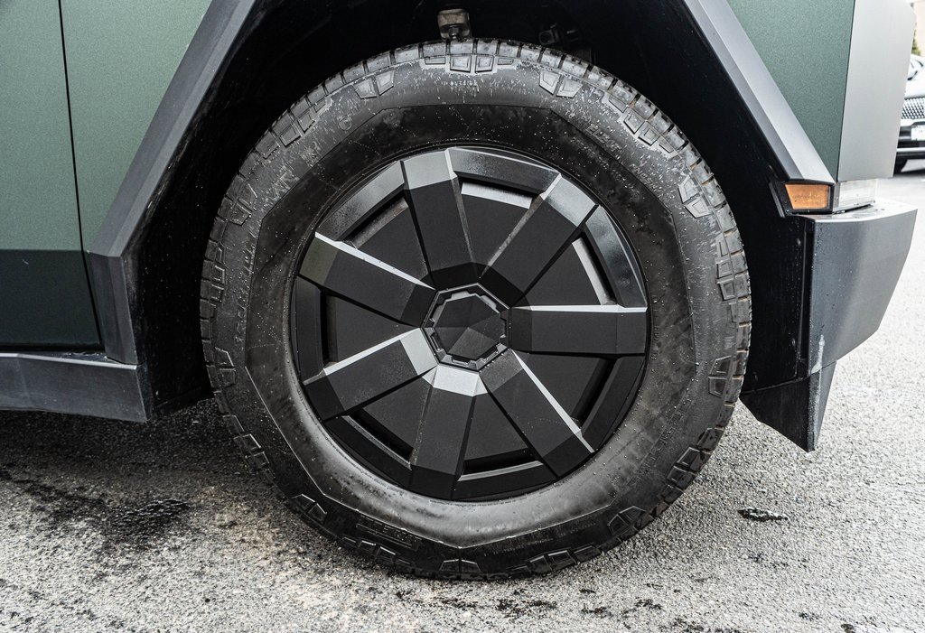 Used 2024 Tesla Cybertruck AWD Crew Cab image 5