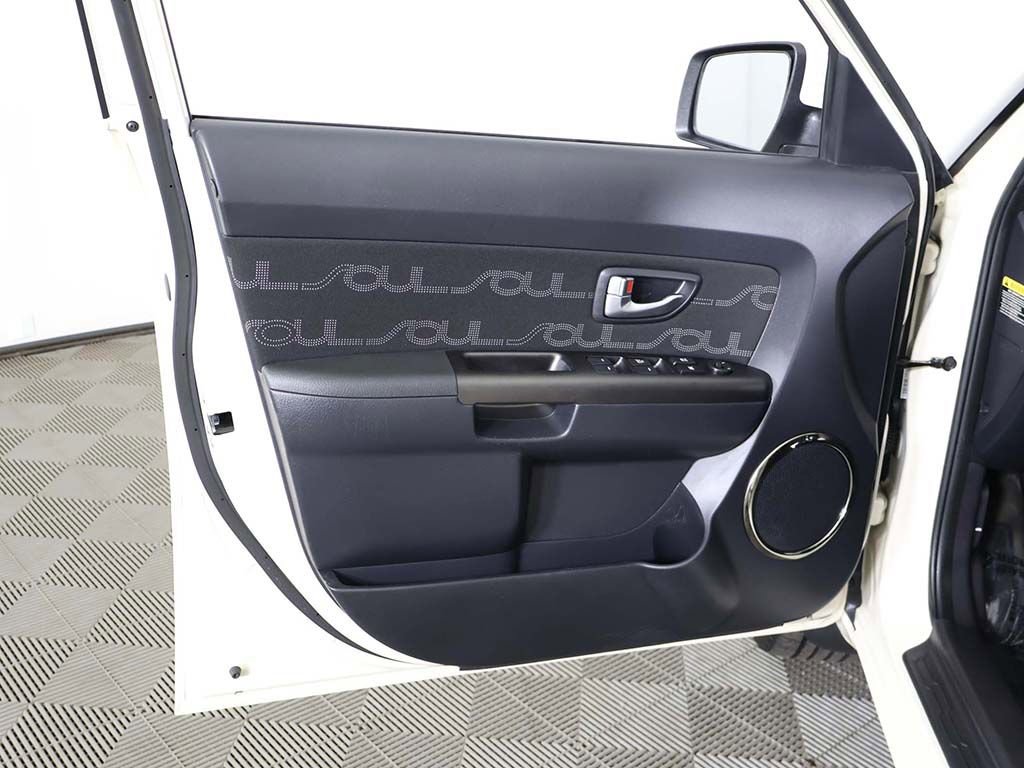Used 2013 Kia Soul + FWD image 17
