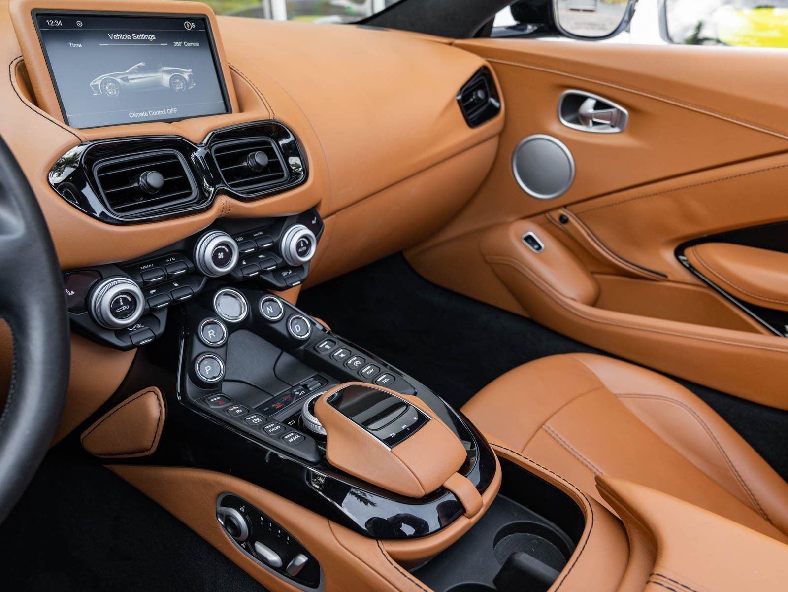 Used 2021 Aston Martin V8 Vantage Roadster RWD image 8