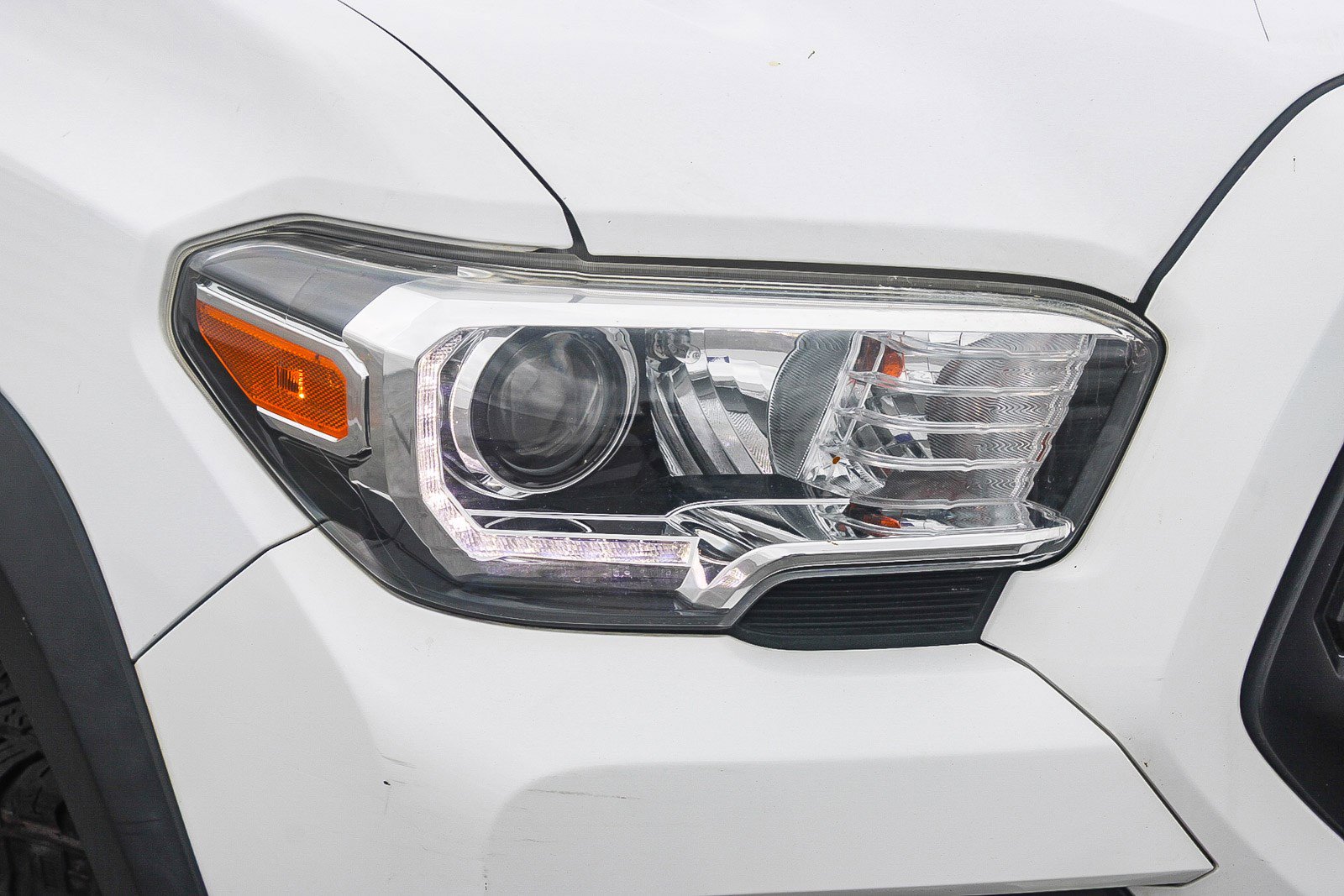 Used 2017 Toyota Tacoma TRD Off-Road image 2