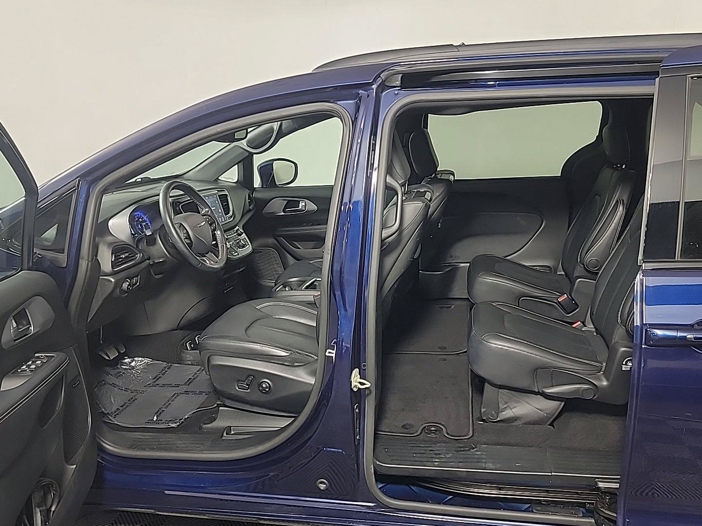 Used 2019 Chrysler Pacifica Touring-L Plus w/ Advanced Safetytec Group FWD image 17