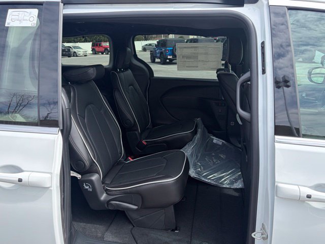 New 2026 Chrysler Pacifica Limited w/ Uconnect Theater Family Group FWD image 31