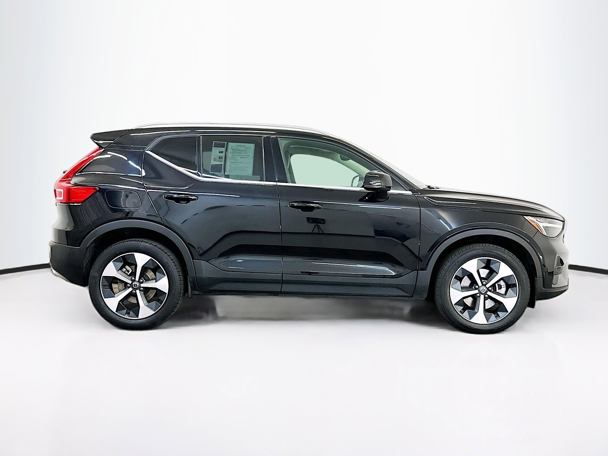 Used 2025 Volvo XC40 B5 Plus image 10