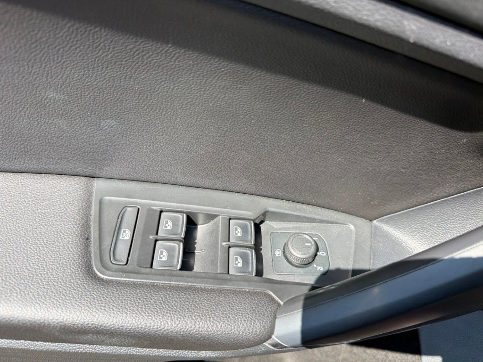 Used 2020 Volkswagen Tiguan SE AWD/4WD image 17