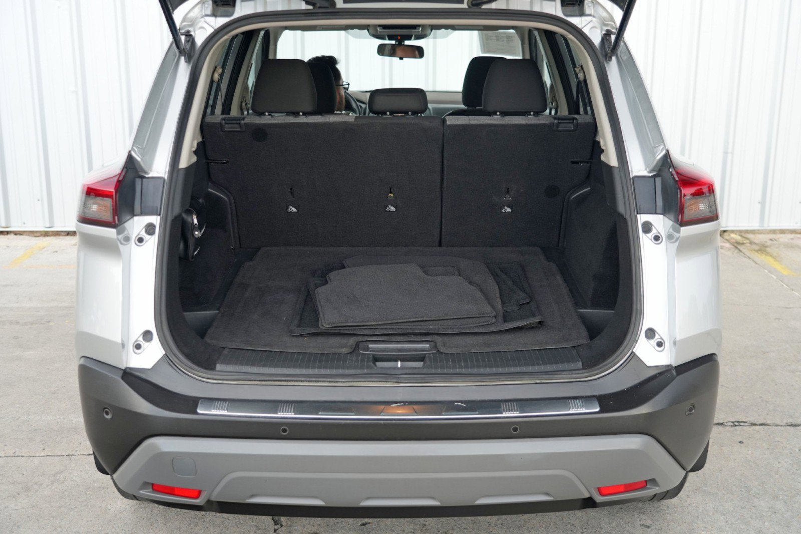 Used 2023 Nissan Rogue SV image 9