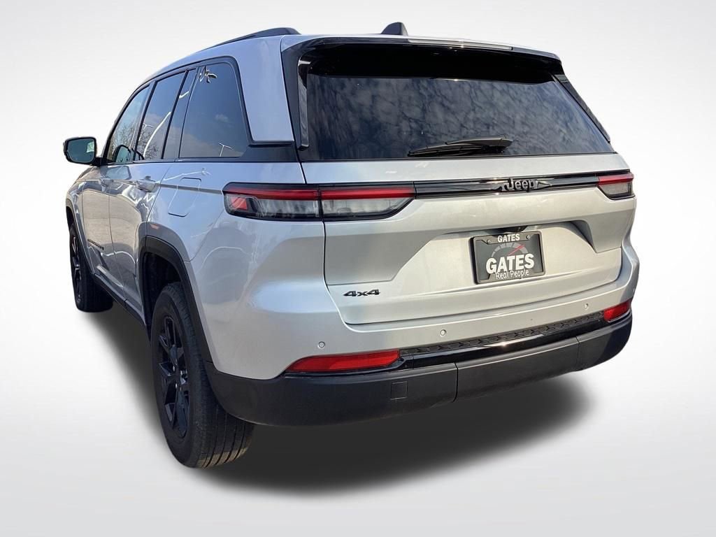 Used 2025 Jeep Grand Cherokee Altitude AWD/4WD image 9