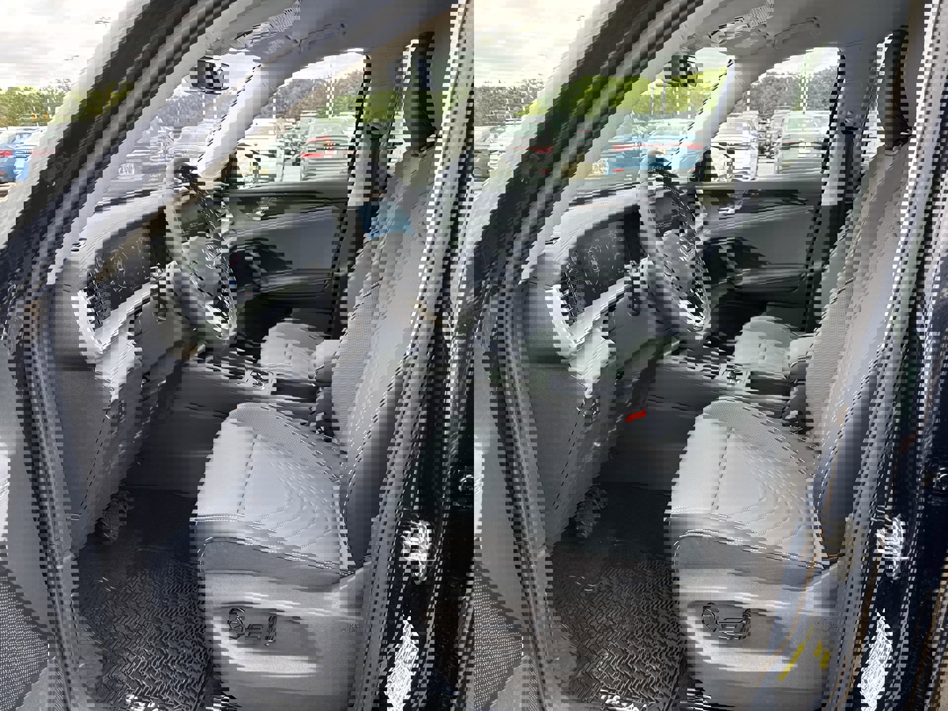 Used 2025 Volkswagen Tiguan SE image 18