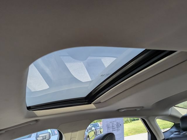 Used 2017 Ford Fusion SE w/ Fusion SE Technology Package FWD image 3