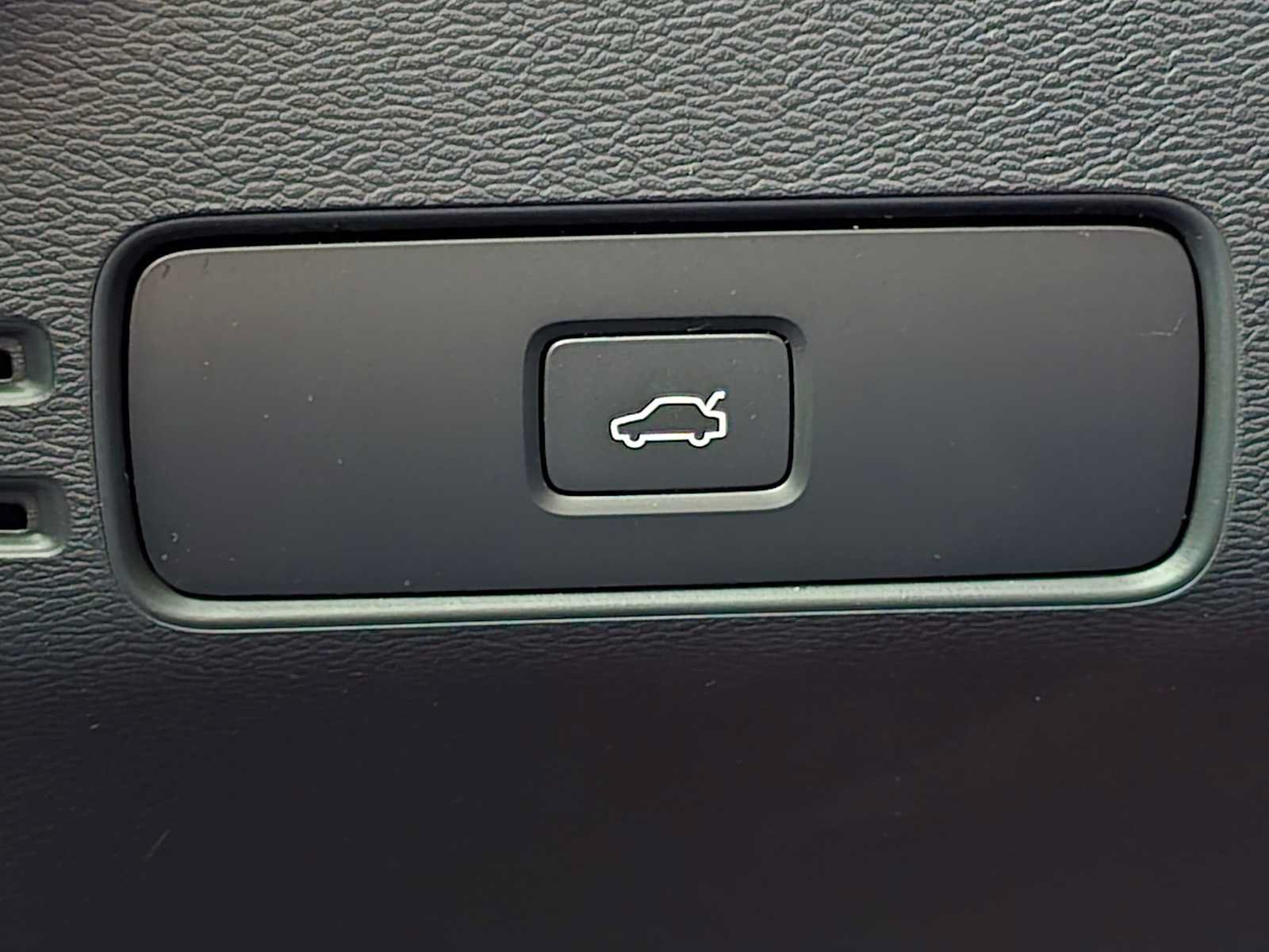 Certified 2023 Volvo C40 P8 Recharge Ultimate AWD/4WD image 32