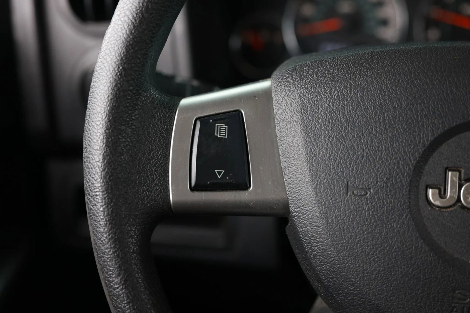 Used 2010 Jeep Commander Sport image 28