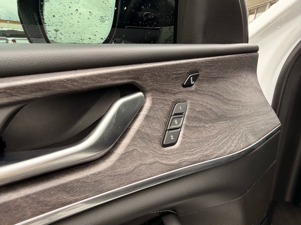 Used 2022 Jeep Grand Cherokee Overland w/ Luxury Tech Group IV image 13