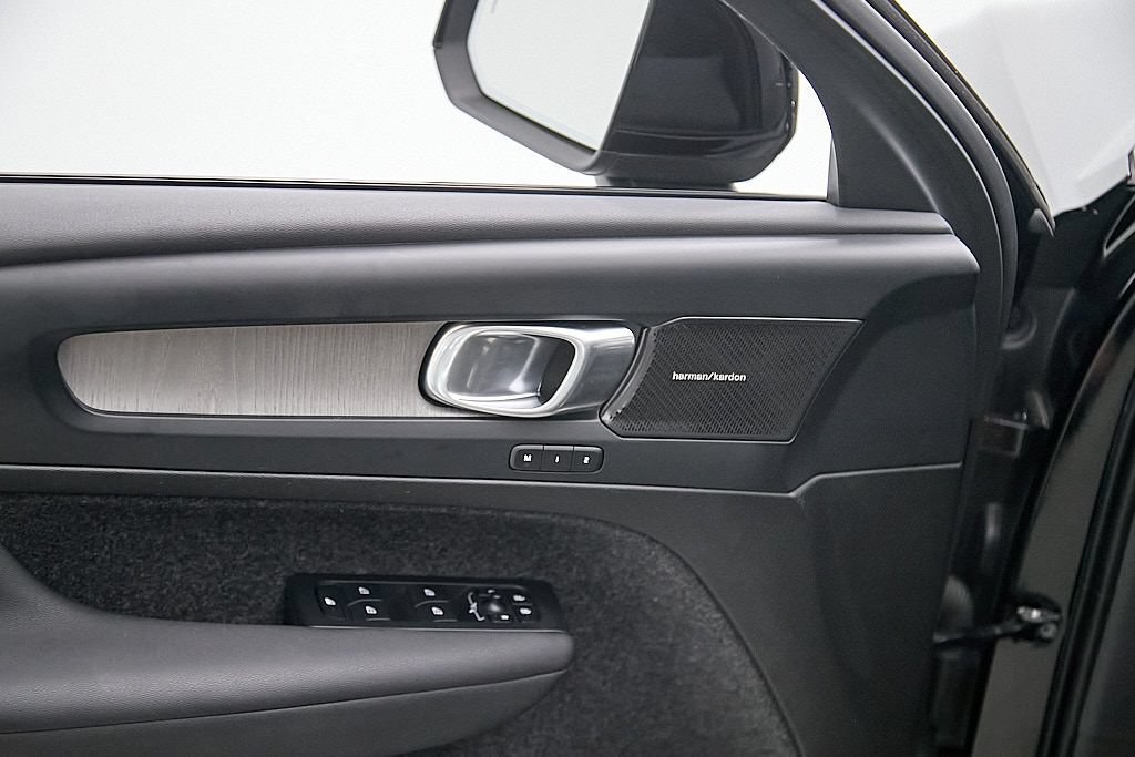 Certified 2023 Volvo XC40 B5 Ultimate w/ Climate Package AWD/4WD image 11
