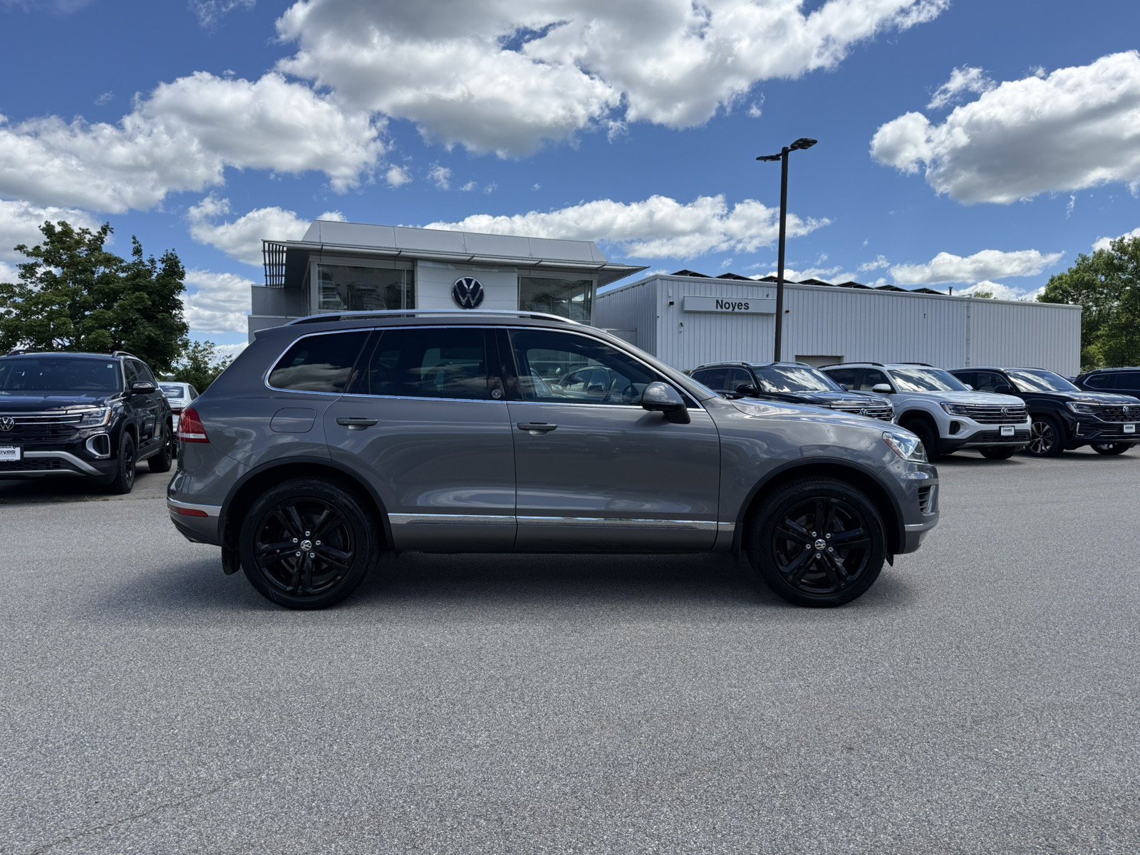 Used 2017 Volkswagen Touareg Wolfsburg Edition AWD/4WD image 3