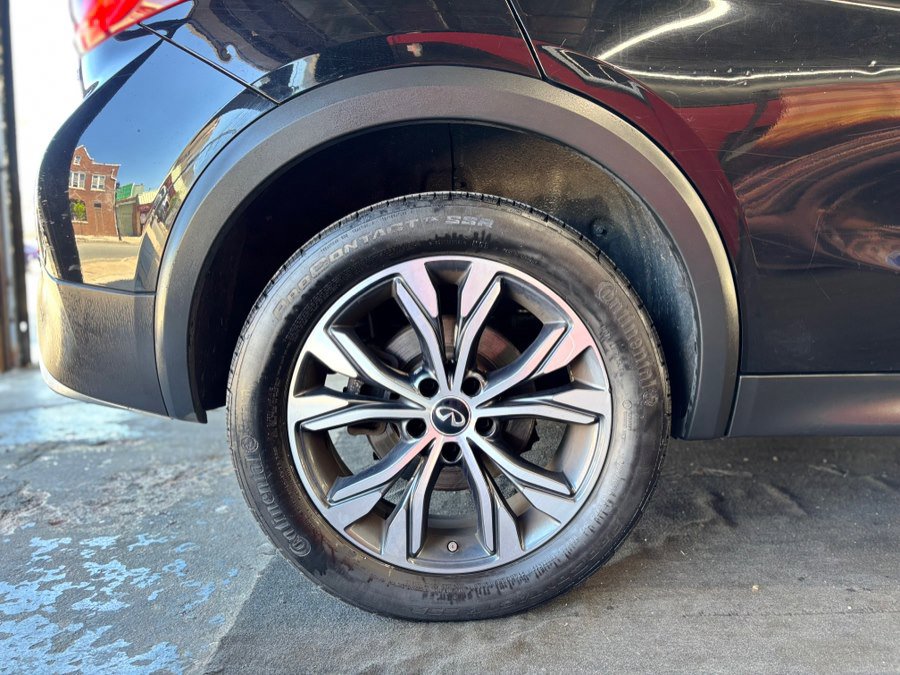 Used 2018 INFINITI QX30 AWD w/ Cargo Package image 27
