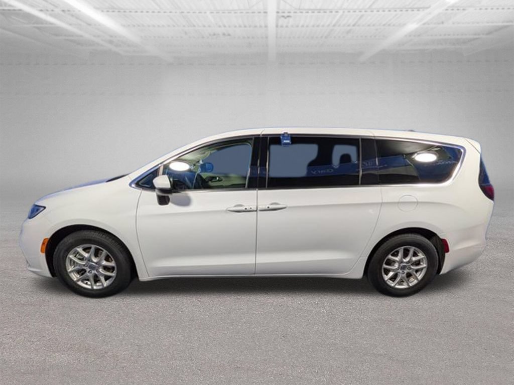 Used 2023 Chrysler Pacifica Touring-L FWD image 8