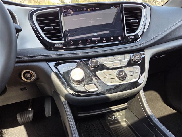 Used 2025 Chrysler Pacifica Limited image 30