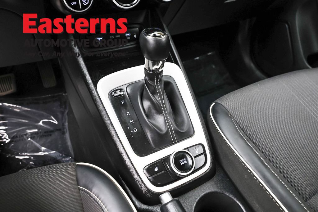 Used 2024 Hyundai Venue Limited FWD image 12