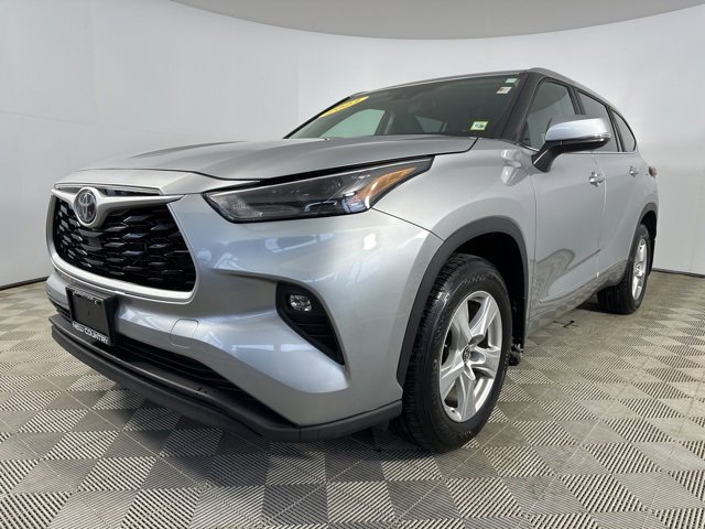 Used 2023 Toyota Highlander LE image 3