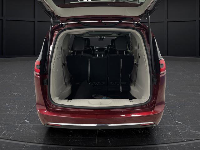 Used 2022 Chrysler Pacifica Limited w/ Uconnect Theater Family Group image 16