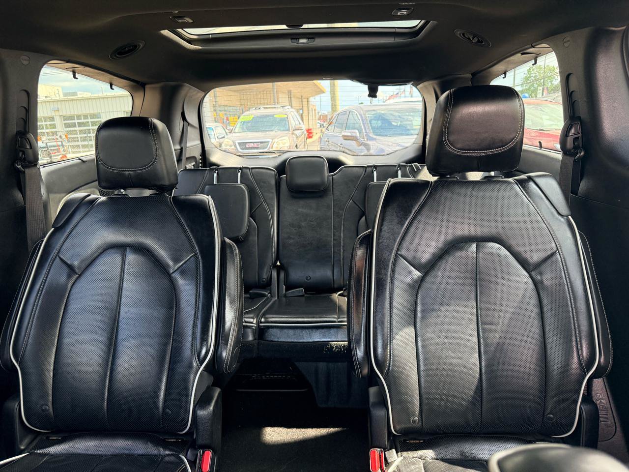 Used 2018 Chrysler Pacifica Limited w/ S Appearance Package FWD image 15