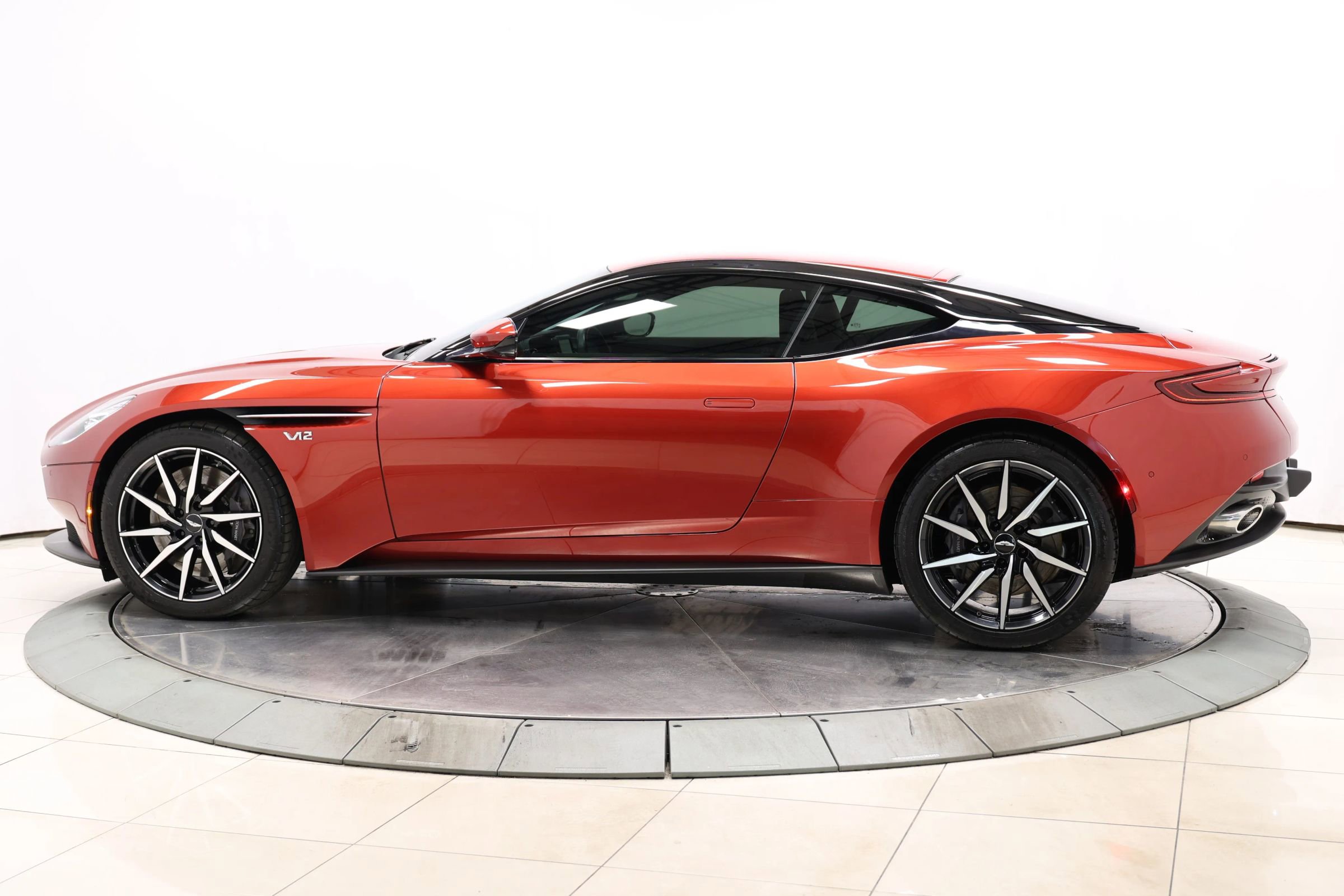 Used 2018 Aston Martin DB11 V12 image 7