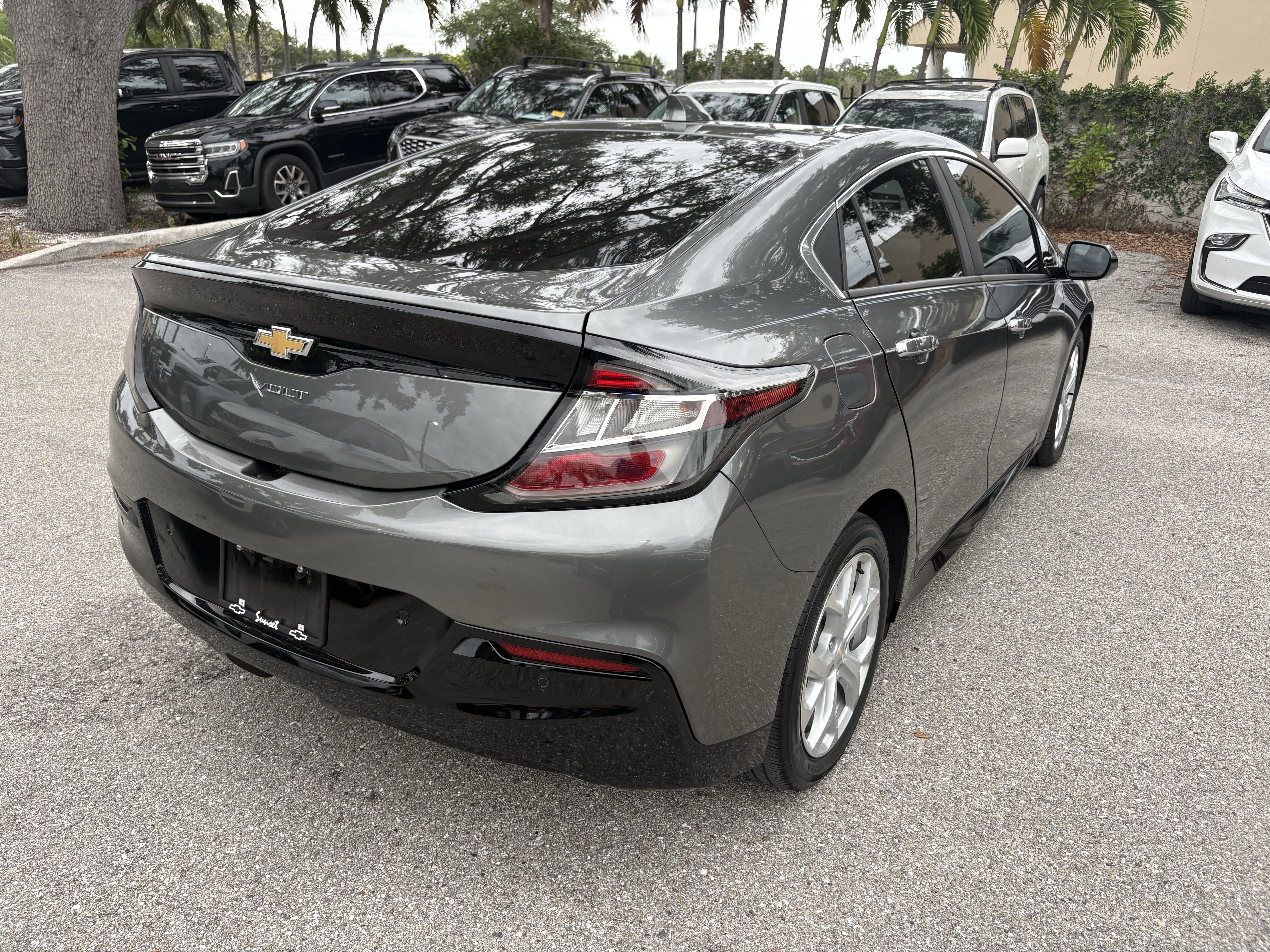 Used 2017 Chevrolet Volt Premier w/ Driver Confidence II Package FWD image 7