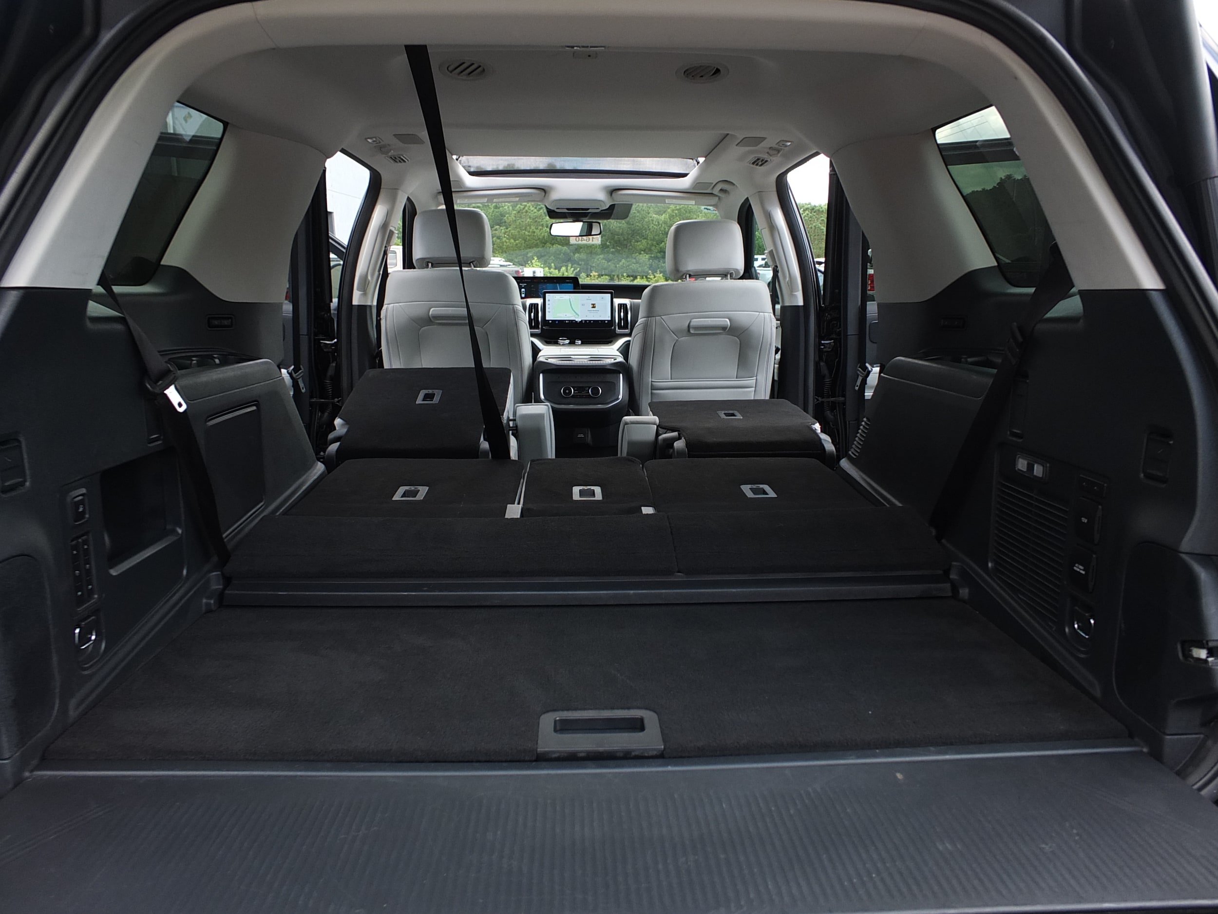 Used 2025 Ford Expedition Platinum w/ Driver's Package AWD/4WD image 18