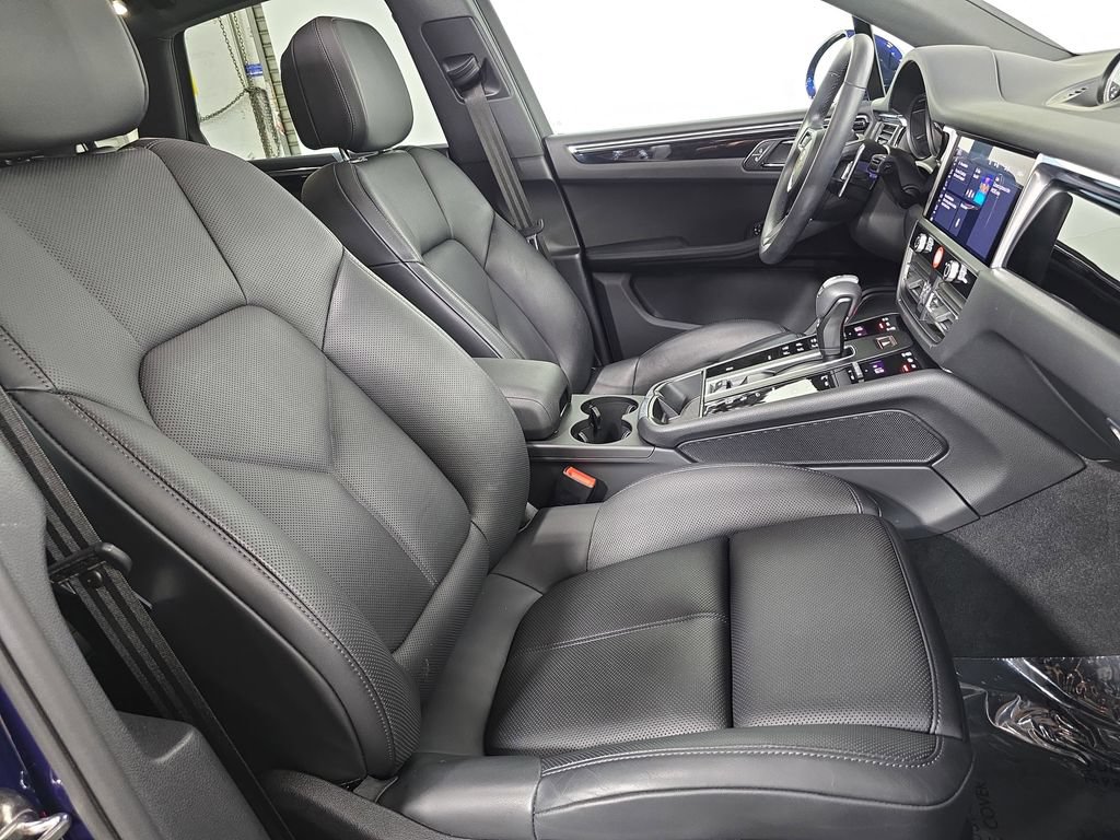 Certified 2025 Porsche Macan AWD/4WD image 27