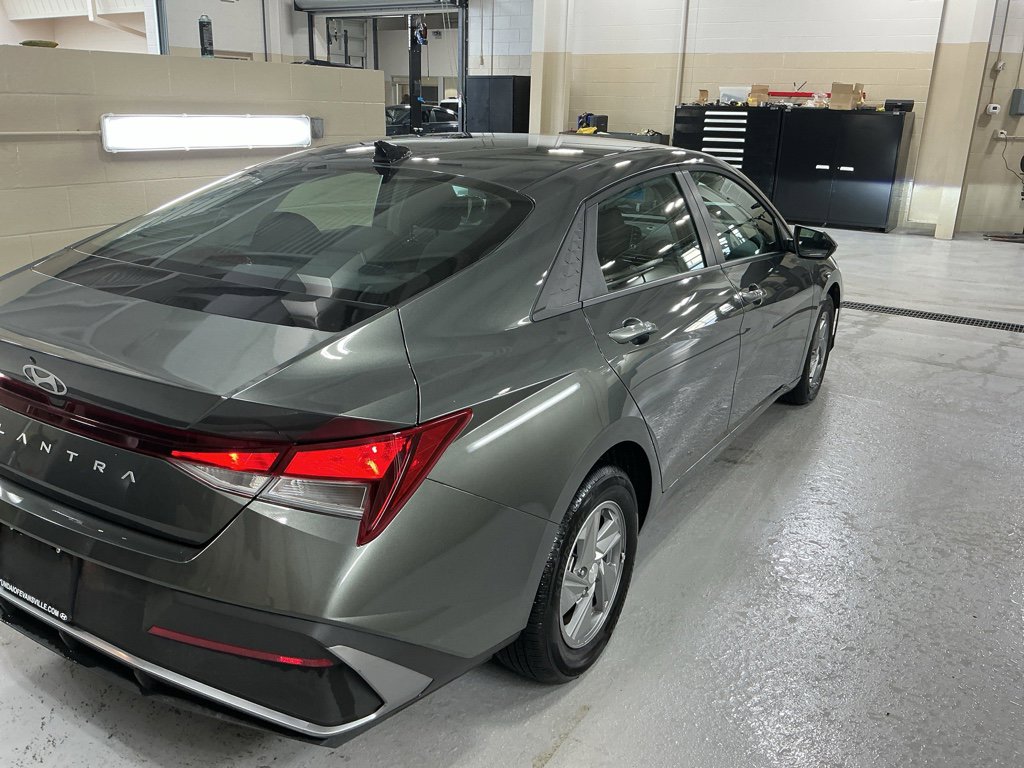 Certified 2025 Hyundai Elantra SE image 4