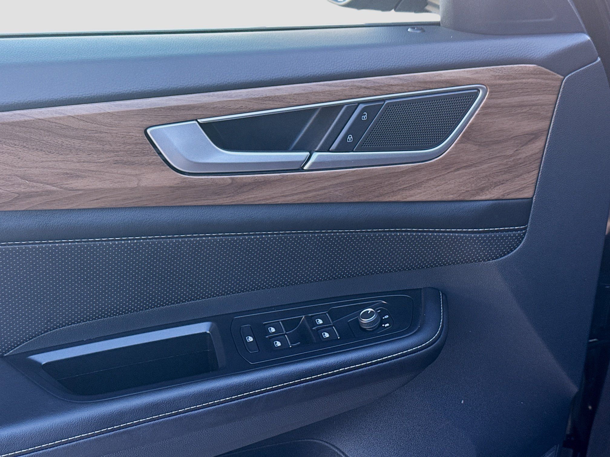 Certified 2025 Volkswagen Atlas SE image 16