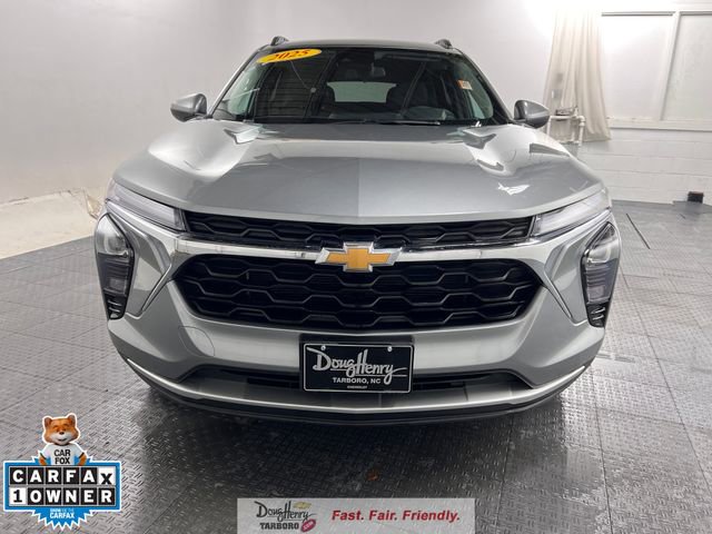 Used 2025 Chevrolet Trax LT image 2