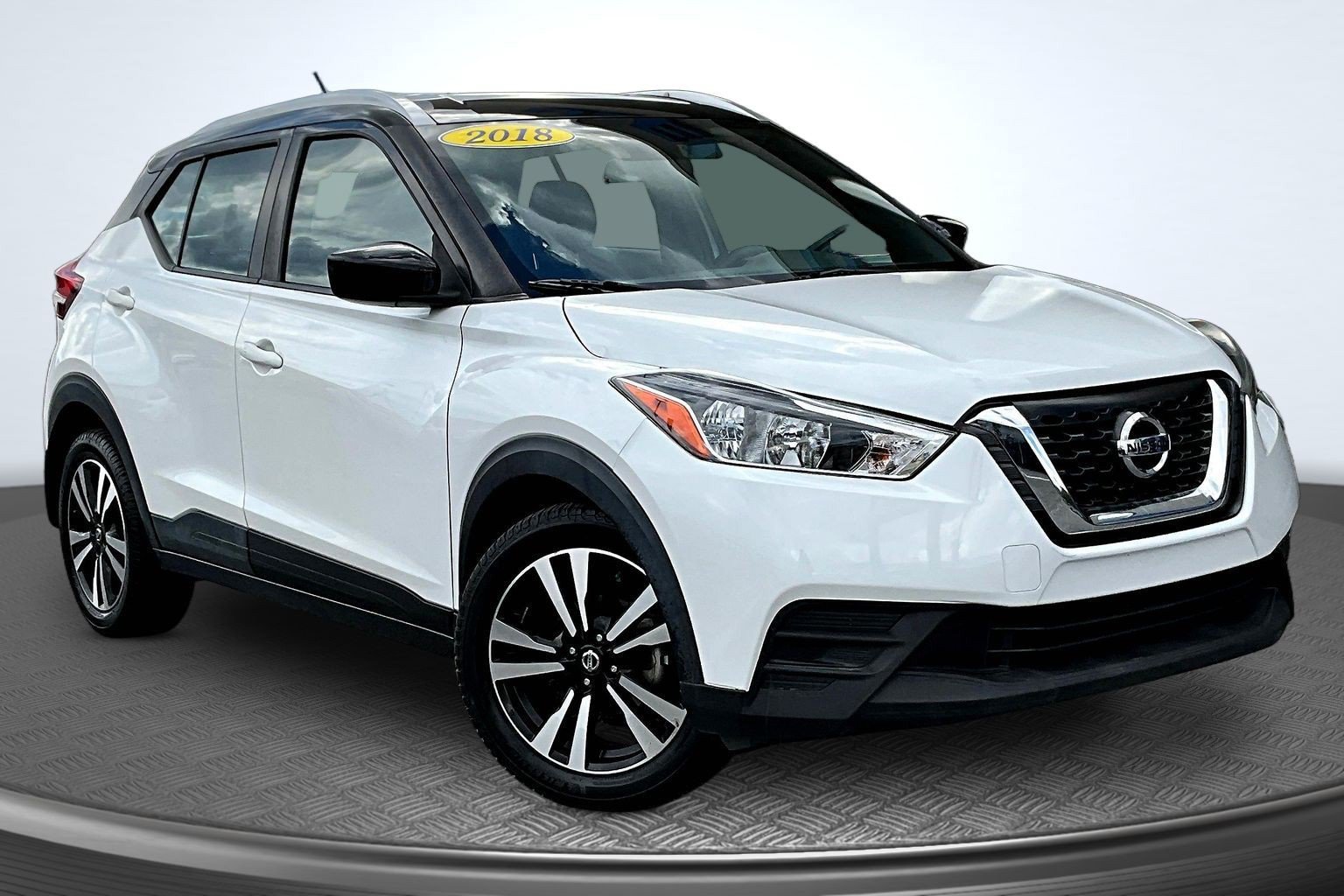 Used 2018 Nissan Kicks SV FWD image 2