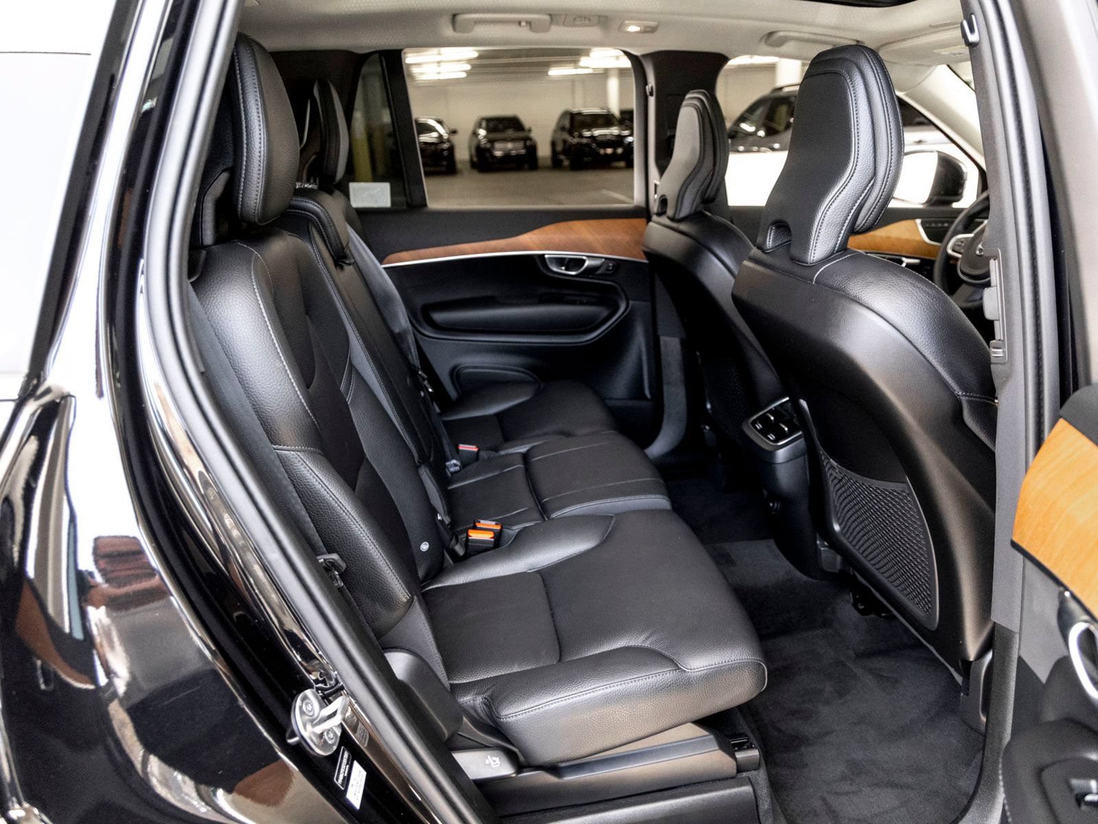 Used 2025 Volvo XC90 B6 Plus w/ Protection Package Premier AWD/4WD image 24