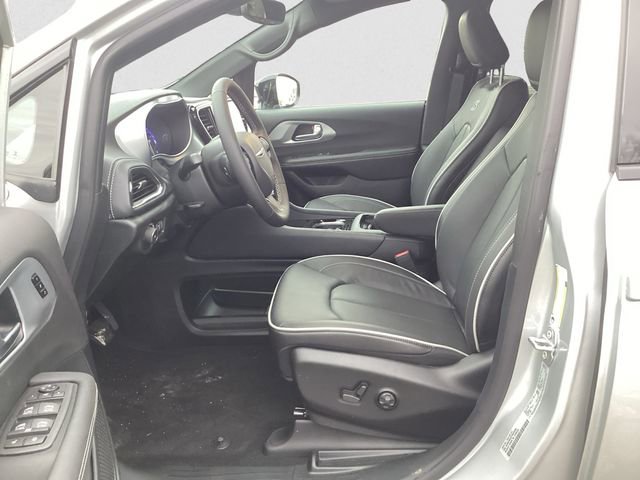 New 2026 Chrysler Pacifica Limited image 10
