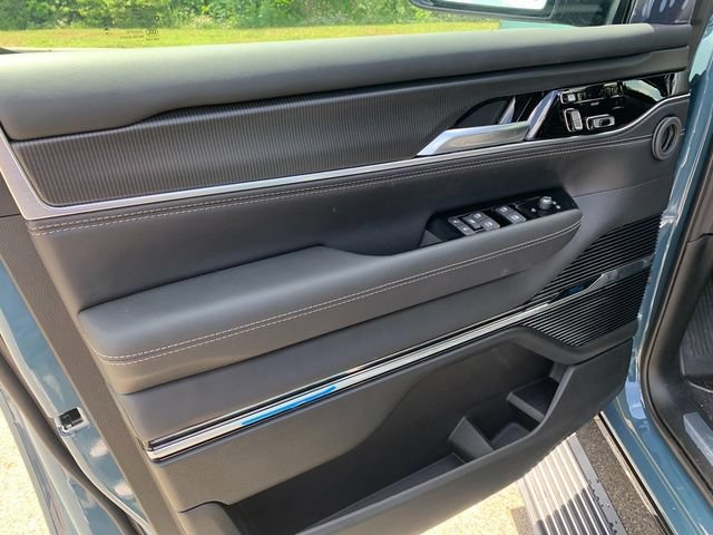New 2026 Jeep Grand Wagoneer Summit AWD/4WD image 16