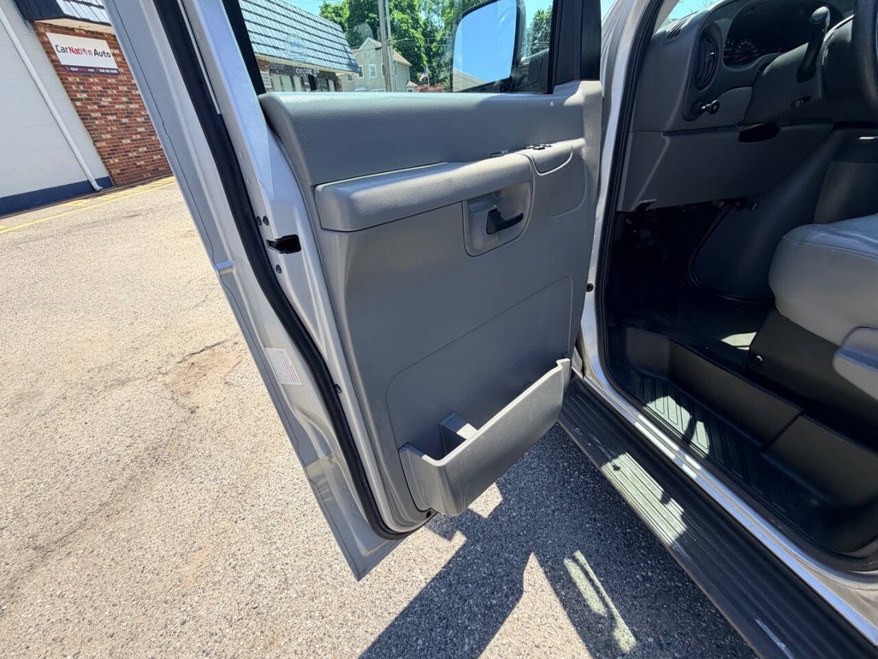 Used 2006 Ford E-350 and Econoline 350 XL RWD image 34