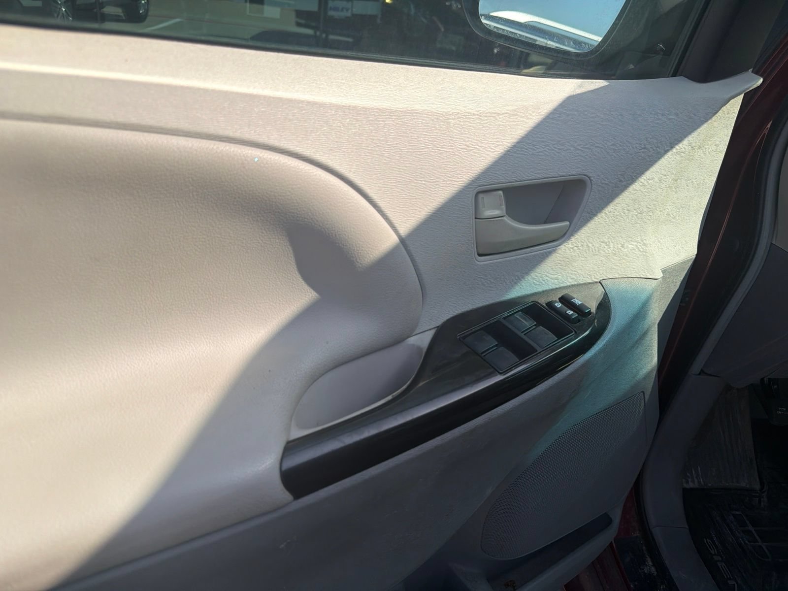 Used 2013 Toyota Sienna LE w/ Towing Pkg AWD/4WD image 11