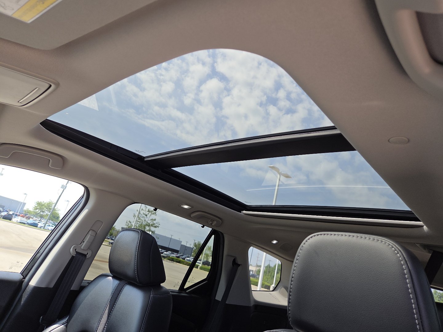 Used 2025 Honda Pilot Touring image 3