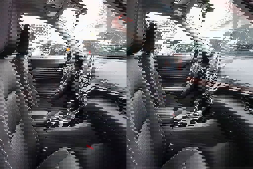 Used 2024 Nissan Altima 2.5 SV image 16